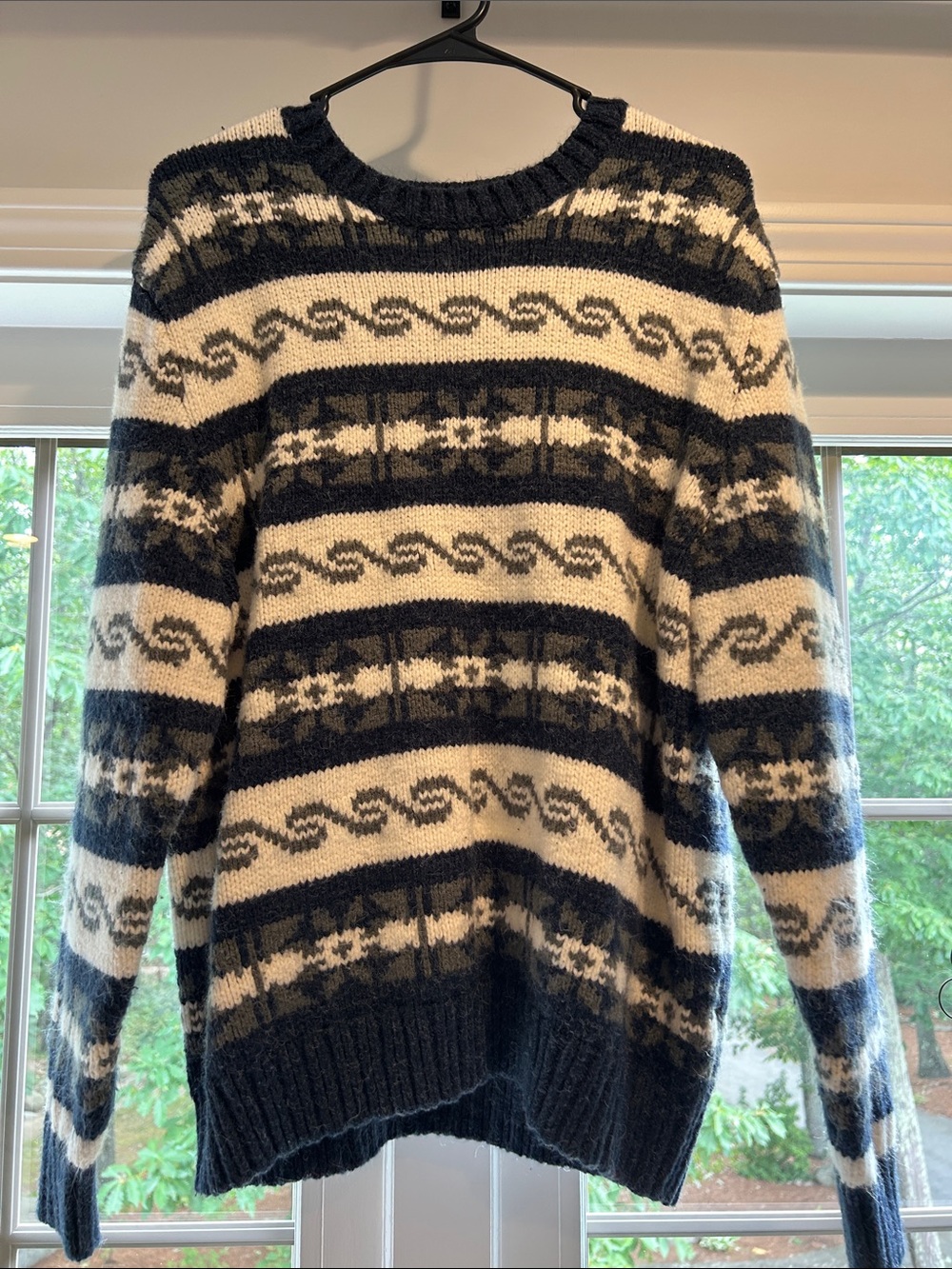 American Eagle Striped Crewneck Women’s Sweater in Navy and Cream